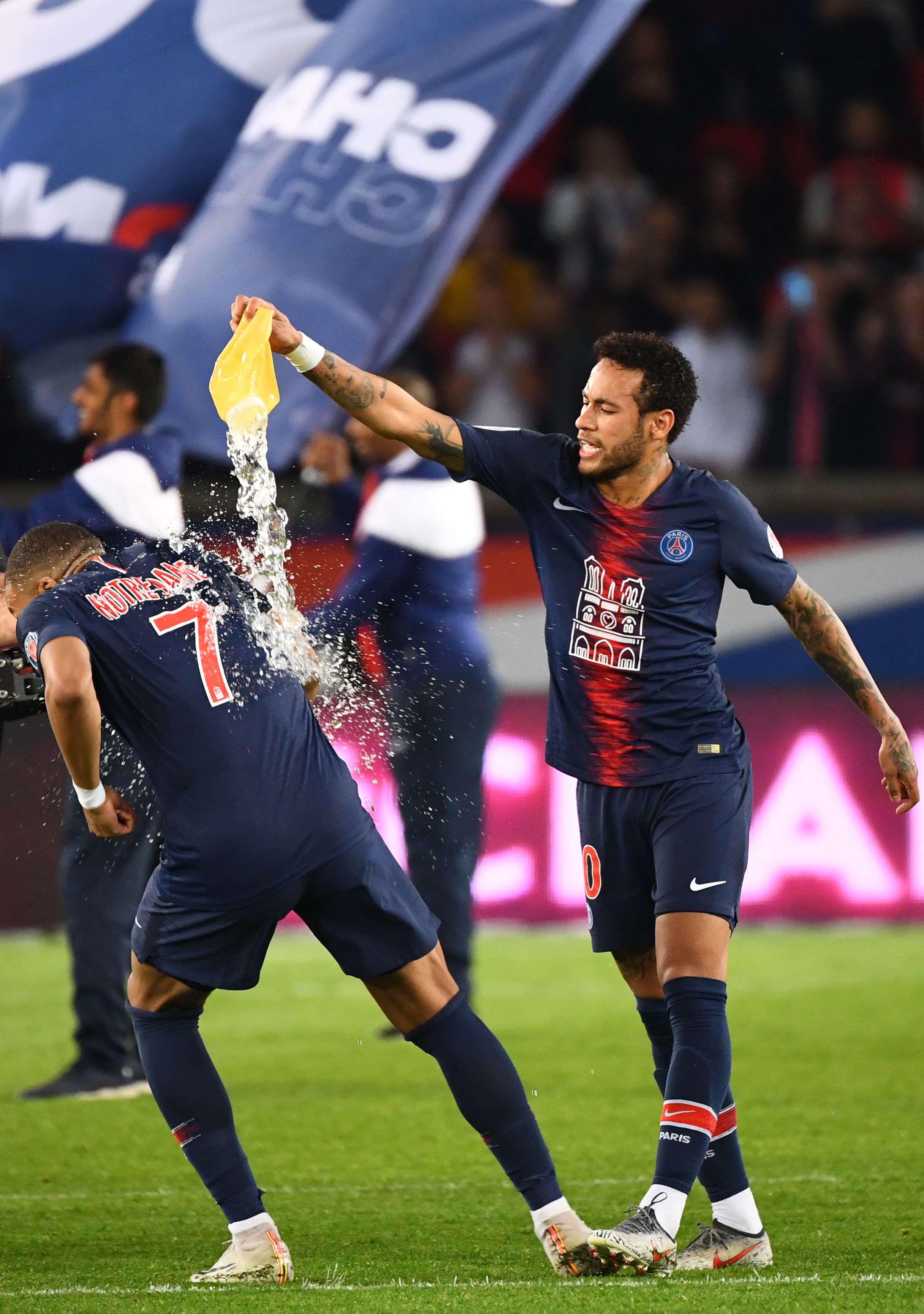 环足奖年度最佳新星候选：杜埃、若昂-内维斯、斯凯利在列