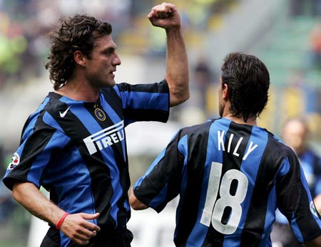 足球西甲榜首易主，冠军形势再变（西甲榜首再度易位，争冠格局重洗牌）