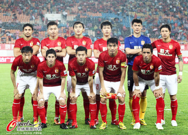 中超强队国安在亚冠被越南绝杀，国脚表现低迷，暴露中国足球实力与管理问题。（亚冠爆冷：国安遭越南队补时绝杀，国脚低迷折射中国足球实力与管理短板）