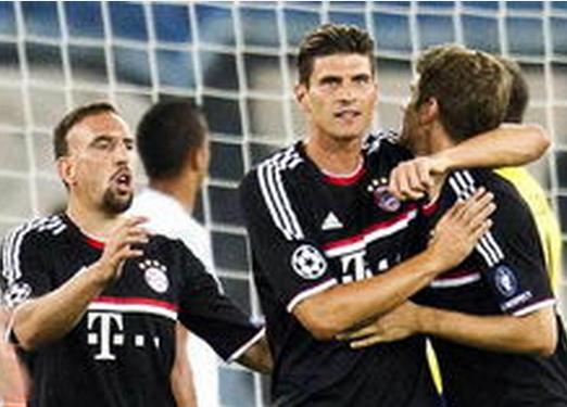 那不勒斯官方：洛博特卡在意杯赛前热身时左腿后胫肌拉伤