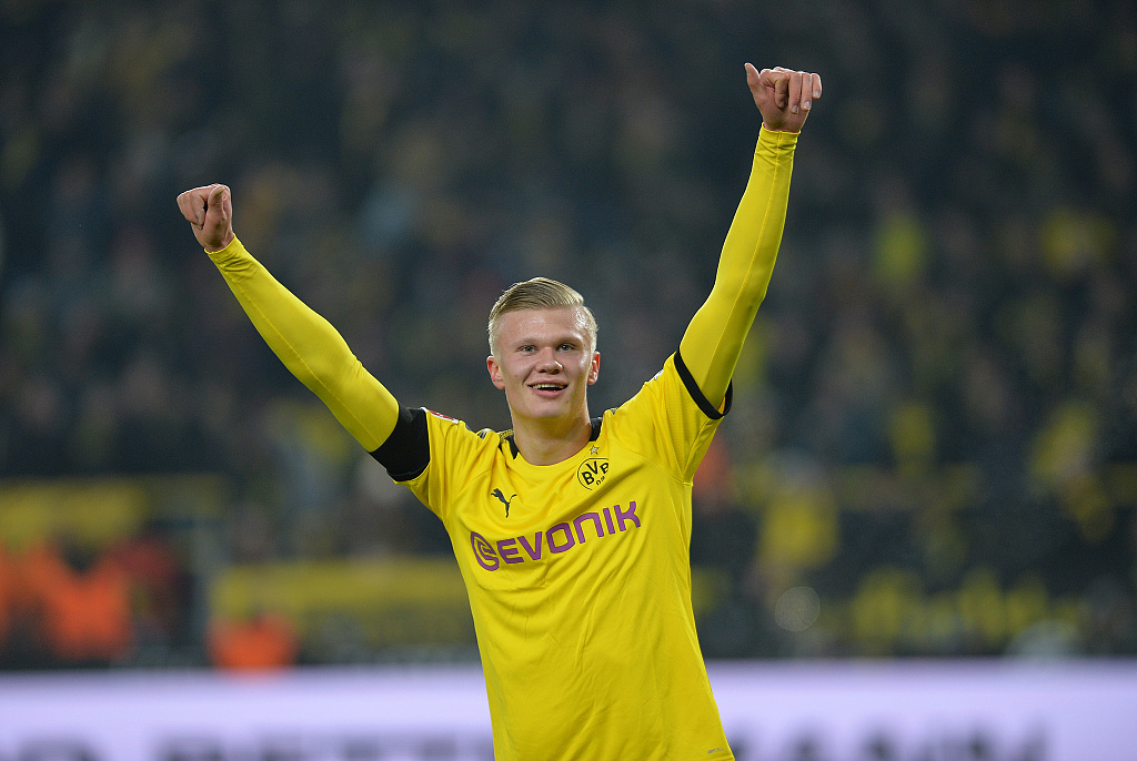 毛彪附体！四川一高校辅导员单刀面对大空门滑倒滚进球网